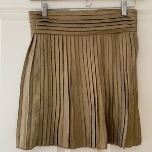 New with tags Forever 21 gold pleated mini skirt, size large